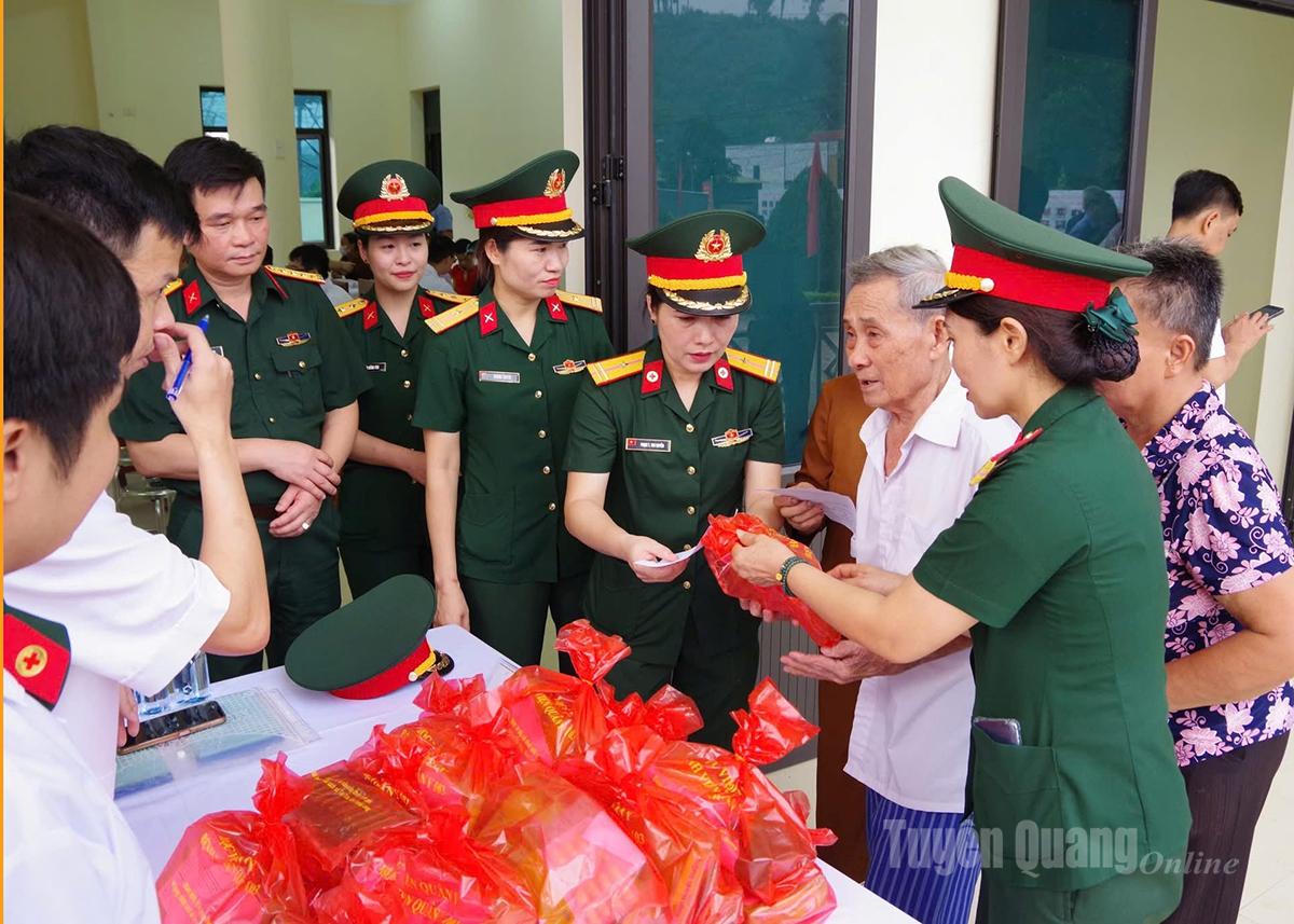 Cán bộ, hội viên Hội Phụ nữ Bộ CHQS tỉnh cấp phát thuốc cho người cao tuổi trên địa bàn xã Tân Trào.