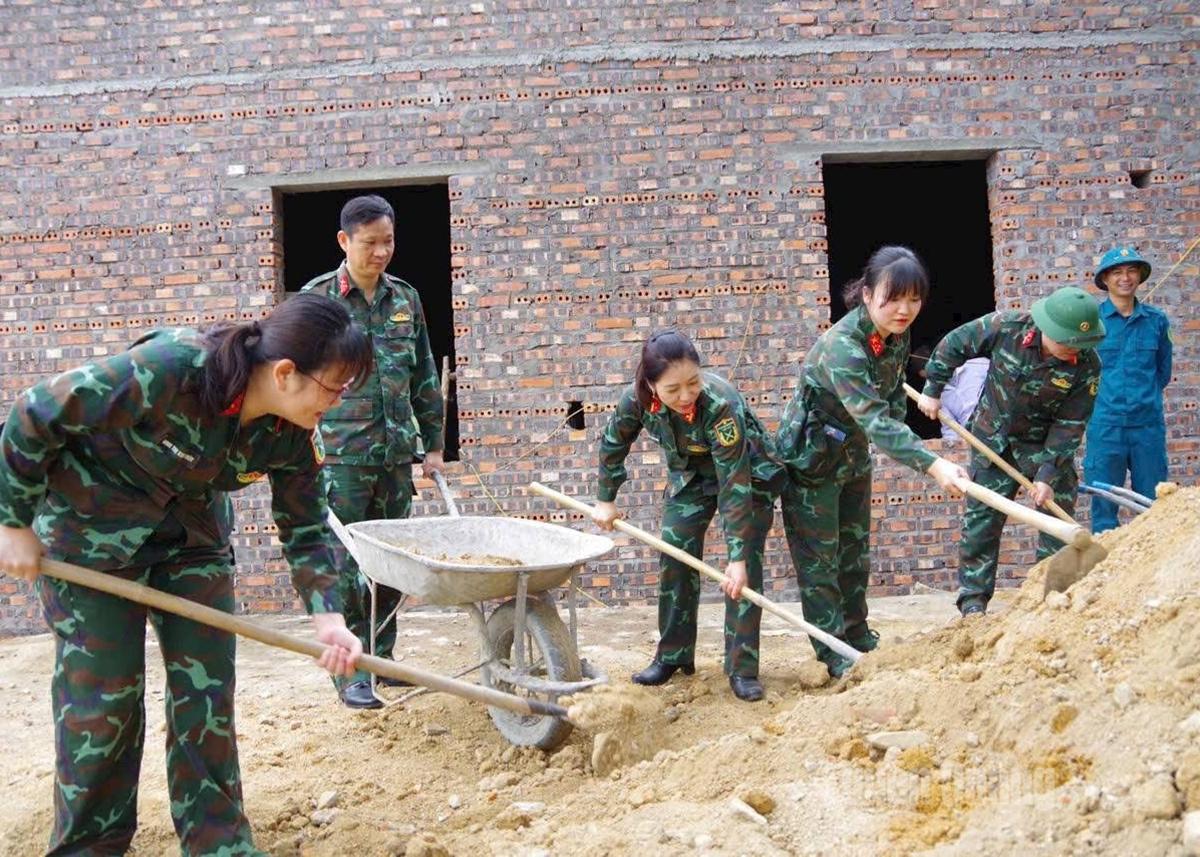 Cán bộ, hội viên phụ nữ Bộ CHQS tỉnh tham gia phong trào xóa nhà tạm, nhà dột nát.