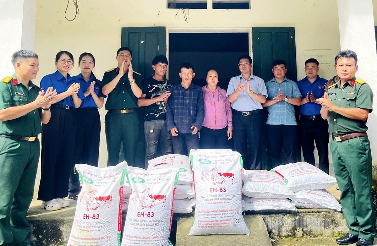 Đoàn Kinh tế - Quốc phòng 313 và lãnh đạo xã Minh Tân bàn giao thức ăn chăn nuôi cho các hộ dân.