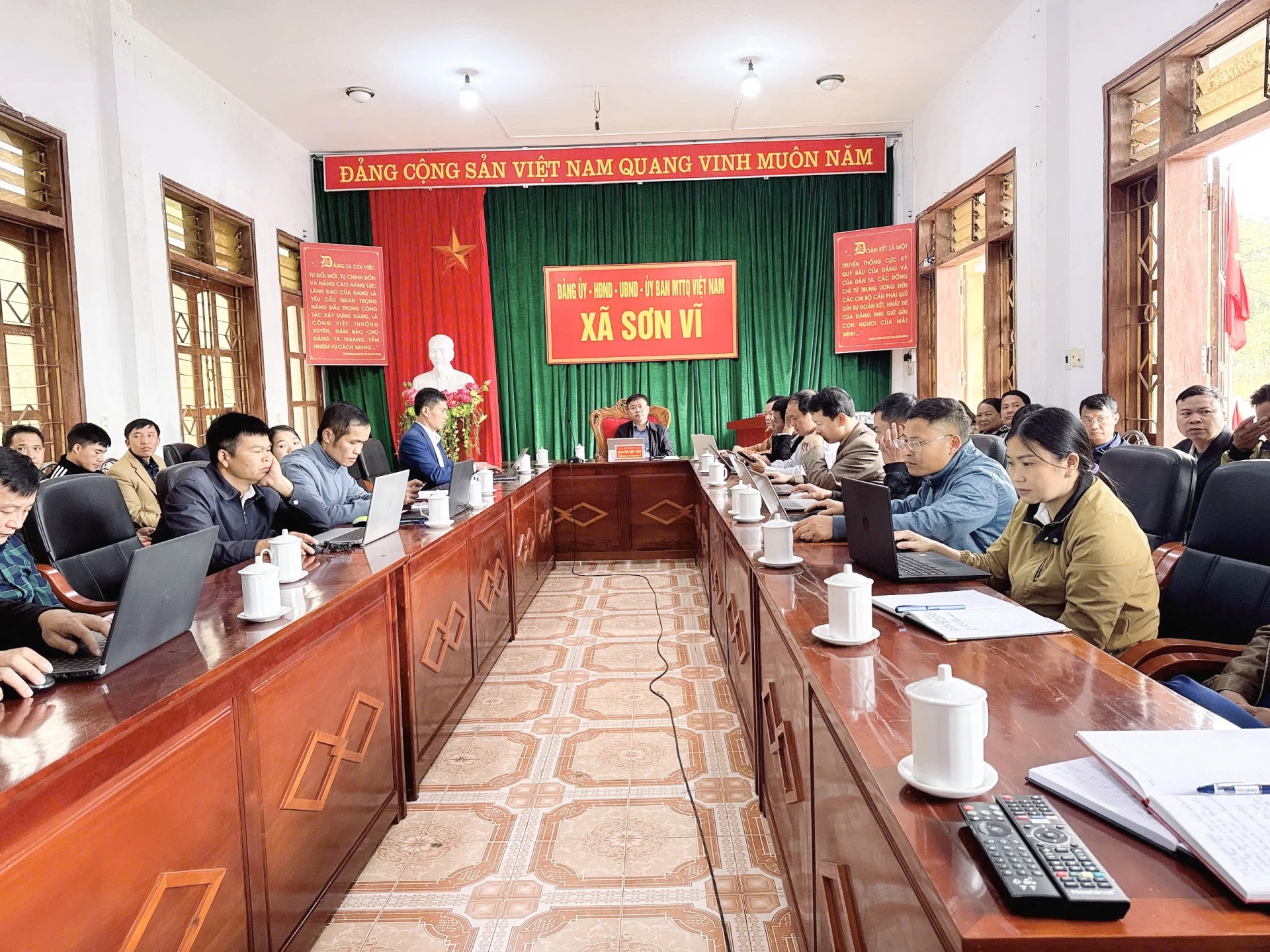 Các đại biểu tại điểm cầu xã Sơn Vĩ tham gia học tập Nghị quyết. Ảnh: Diệu Kế.