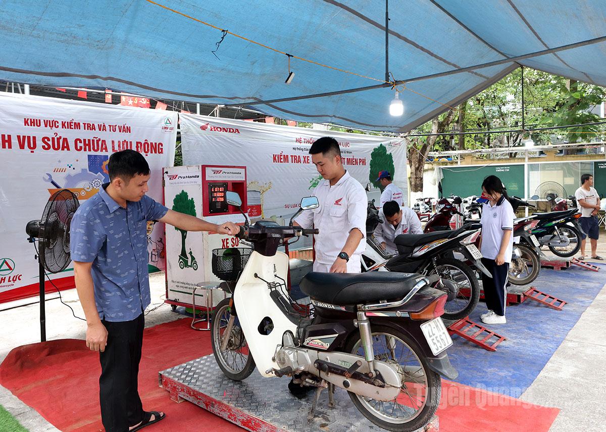 Nhân viên Honda Linh Lực kiểm tra xe và thay dầu miễn phí cho khách hàng.