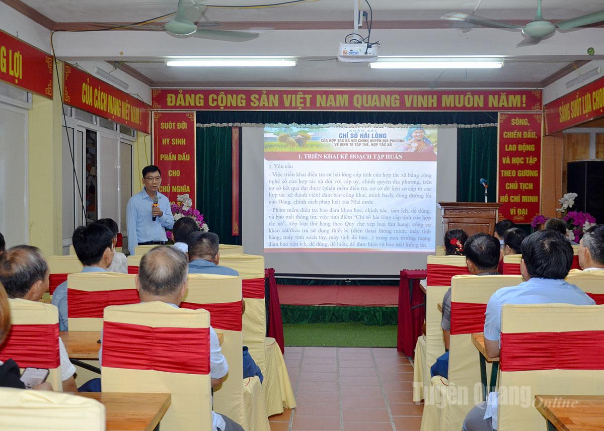 Cán bộ Liên minh HTX tỉnh hướng dẫn lãnh đạo, quan lý các HTX trên địa bàn tỉnh cách đánh giá khảo sát chỉ số hài lòng.