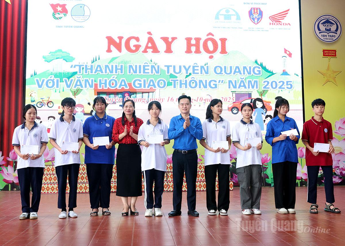 Ban Thường vụ Tỉnh đoàn trao tặng 10 suất học bổng cho học sinh Trường THPT Tân Trào.