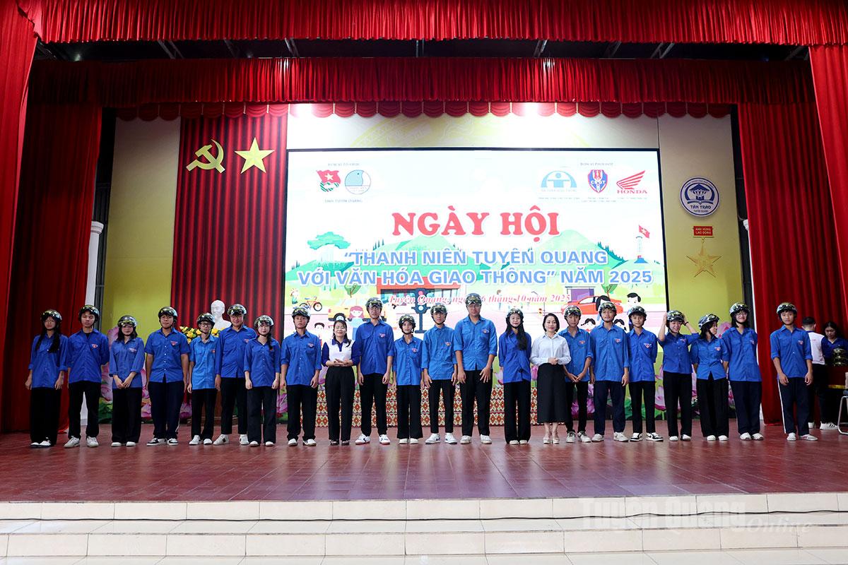 Ban Thường vụ Tỉnh đoàn trao tặng 40 mũ bảo hiểm cho đoàn viên, thanh niên.