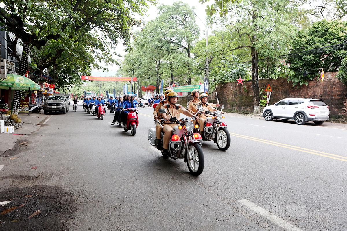 Đoàn viên, thanh niên tham gia diễu hành tuyên truyền an toàn giao thông.