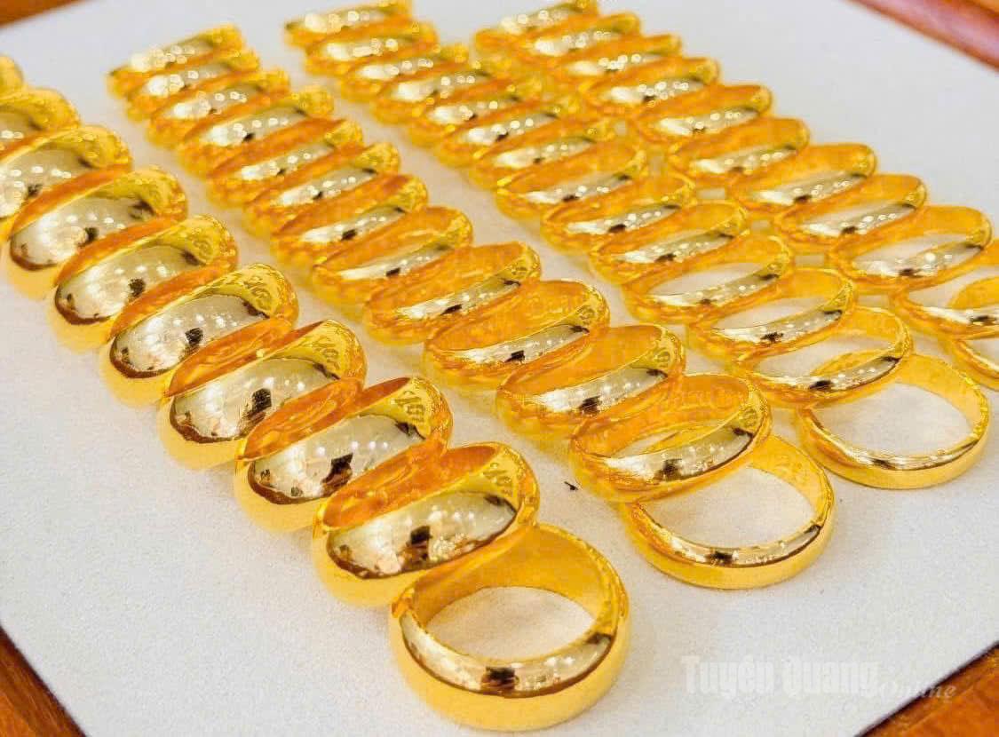 Giá vàng ta tăng “nóng”, tăng vượt giá vàng thương hiệu SJC, người dân cần thận trọng khi giao dịch vàng.
