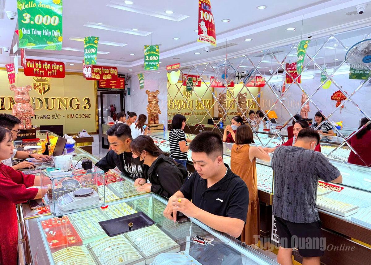 Cửa hàng vàng bạc Kim Dung niêm yết giá vàng mua, bán theo giờ để khách hàng dễ dàng cập nhật giá vàng.