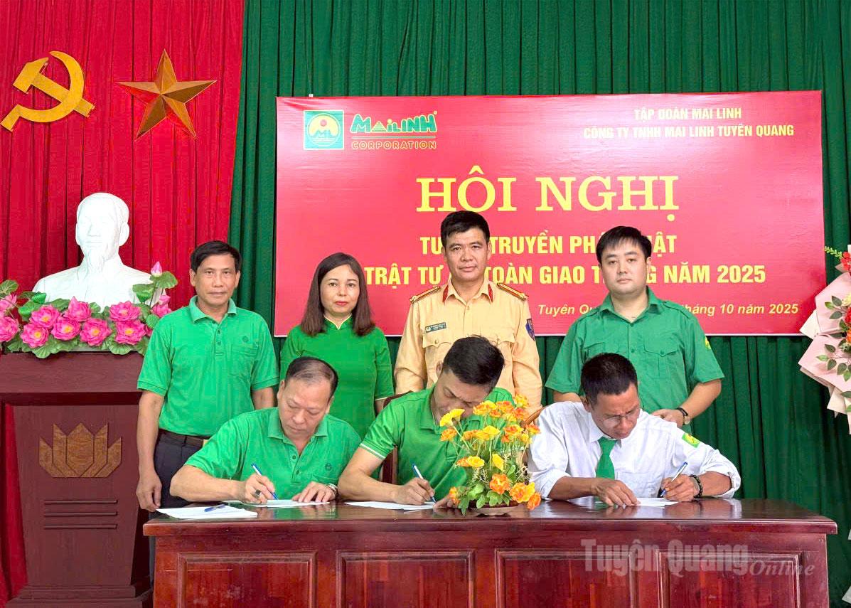 Các lái xe ký cam kết chấp hành nghiêm các quy định của pháp luật về trật tự ATGT.