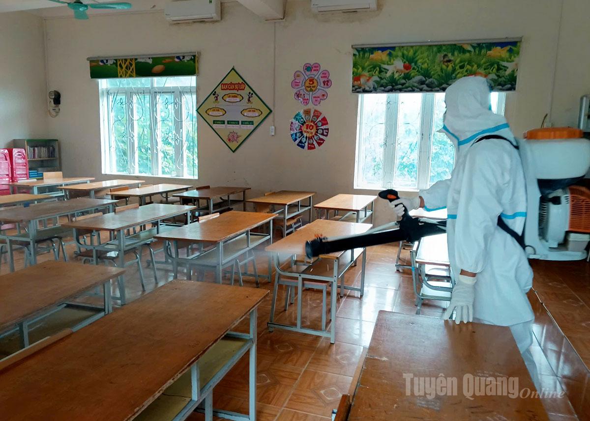 Lực lượng Y tế phun khử khuẩn lớp học tại Trường Tiểu học Trần Phú, phường Hà Giang 2.