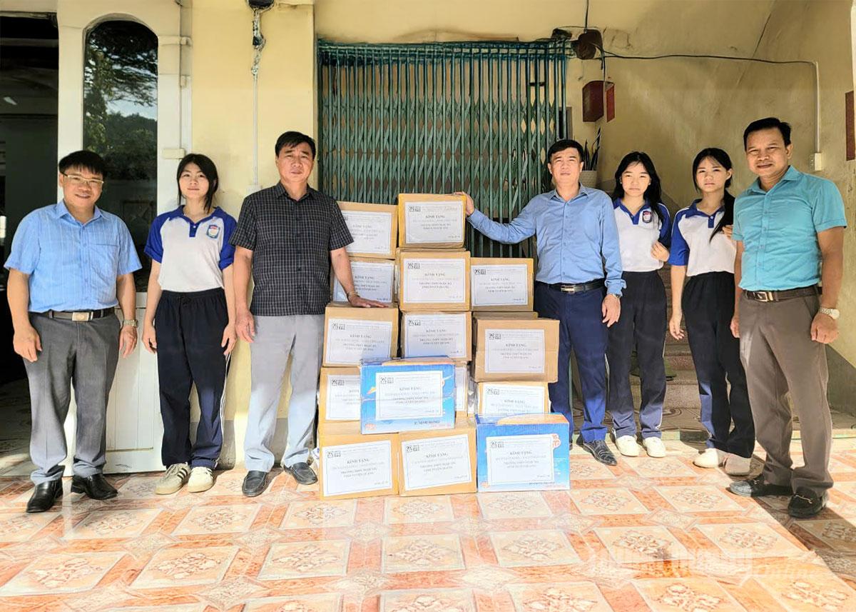 Lãnh đạo Sở Giáo dục và Đào tạo trao sách cho trường THPT Ngọc Hà, xã Ngọc Đường.