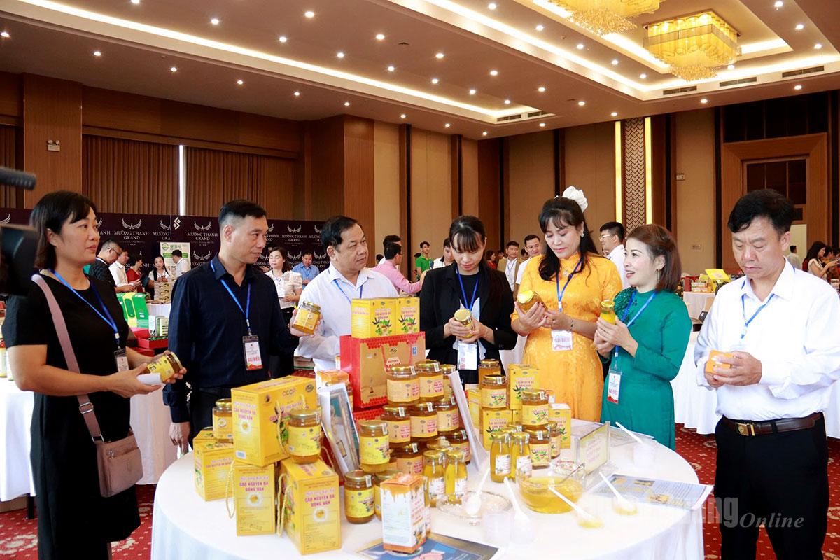 Các đại biểu tham quan khu trưng bày sản phẩm công nghiệp nông thôn tiêu biểu tại hội nghị.