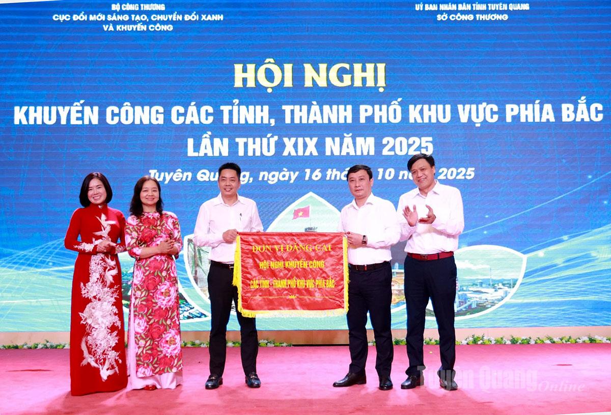Lãnh đạo Cục ĐCK, Sở Công thương tỉnh Tuyên Quang trao cờ đăng cai Hội nghị khuyến công lần thứ XX năm 2026 cho Sở Công thương thành phố Hải Phòng.