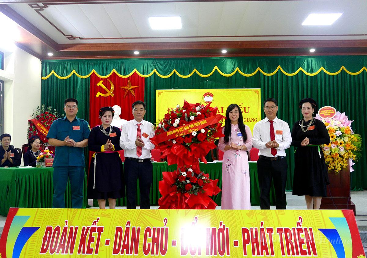 Đồng chí Hoàng Tường Vy, Phó Bí thư Tỉnh Đoàn - Giám Đốc Trung tâm Văn hoá - Thể thao Thanh thiếu nhi tỉnh tặng hoa chúc mừng đại hội.