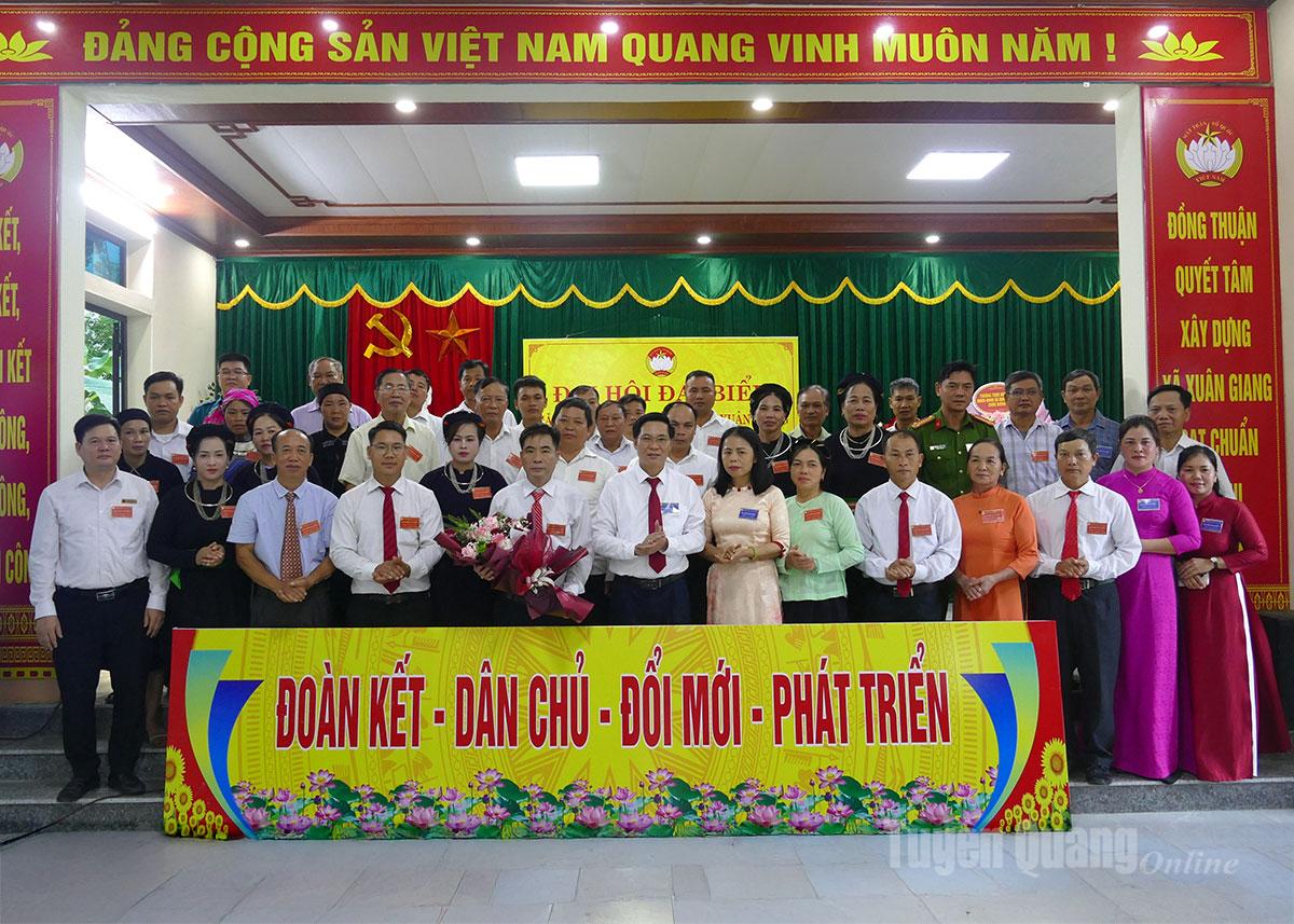 Lãnh đạo xã Xuân Giang tặng hoa chúc mừng các đại biểu tham gia Ủy ban MTTQ Việt Nam xã lần thứ I, nhiệm kỳ 2025-2030.