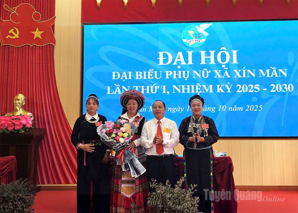 Thường trực Đảng ủy xã Xín Mần tặng hoa chúc mừng Chủ tịch, Phó Chủ tịch Hội LHPN xã nhiệm kỳ 2025 - 2030.