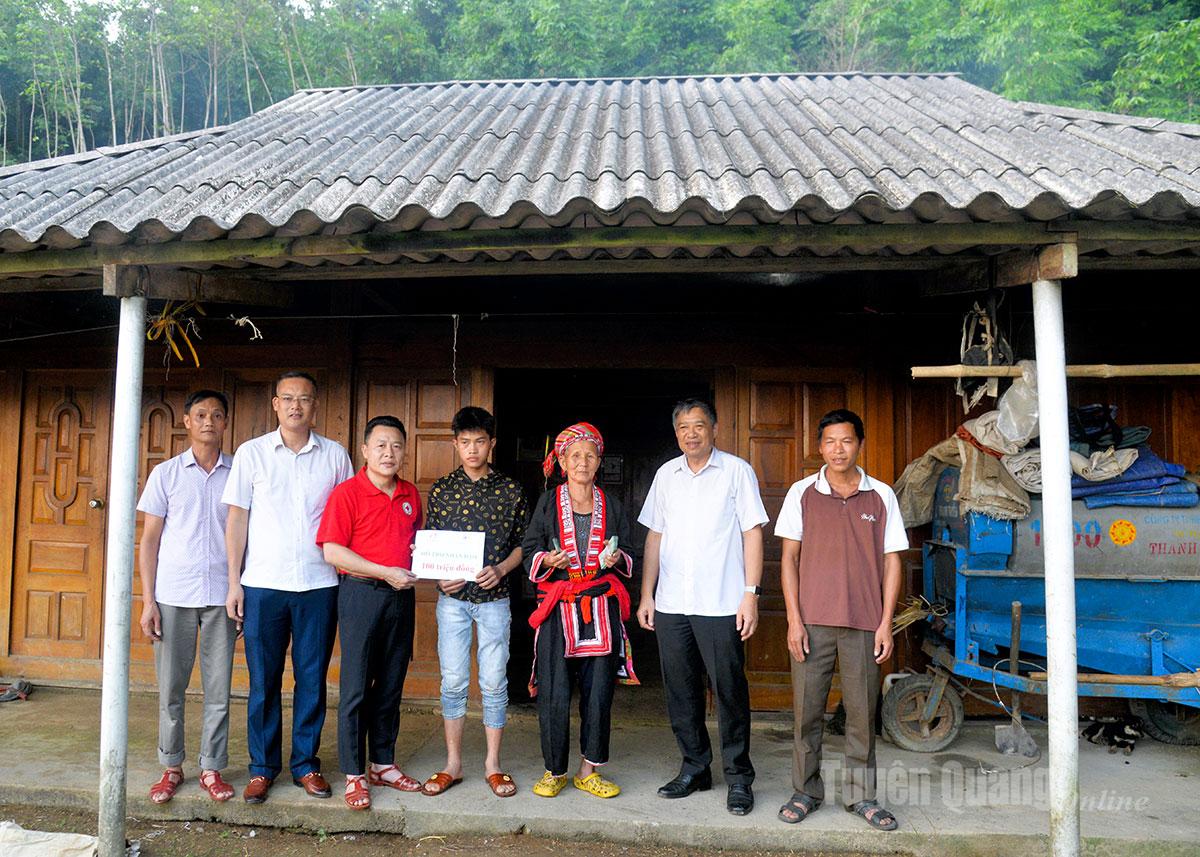 Đồng chí Nguyễn Hồng Trang, Phó Bí thư Thường trực chuyên trách các cơ quan Đảng tỉnh và lãnh đạo Hội Chữ thập đỏ tỉnh trao hỗ trợ cho gia đình thân nhân nạn nhân bị lũ cuốn trôi tại xã Quang Bình.