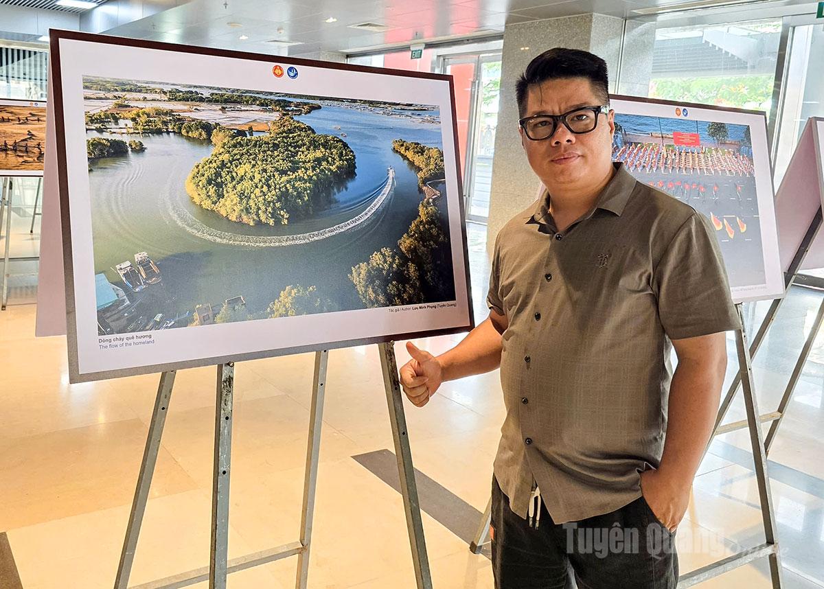 Tác giả Lưu Minh Phụng (Tuyên Quang) bên tác phẩm
