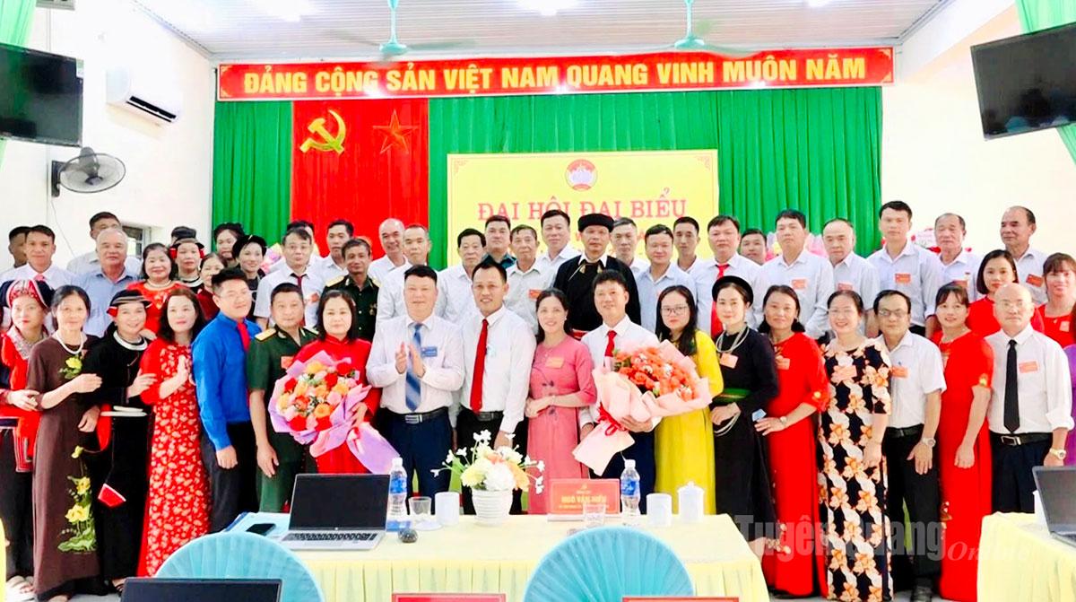 Lãnh đạo xã Vĩnh Tuy tặng hoa chúc mừng các đại biểu tham gia Ủy ban MTTQ Việt Nam xã lần thứ I, nhiệm kỳ 2025-2030.