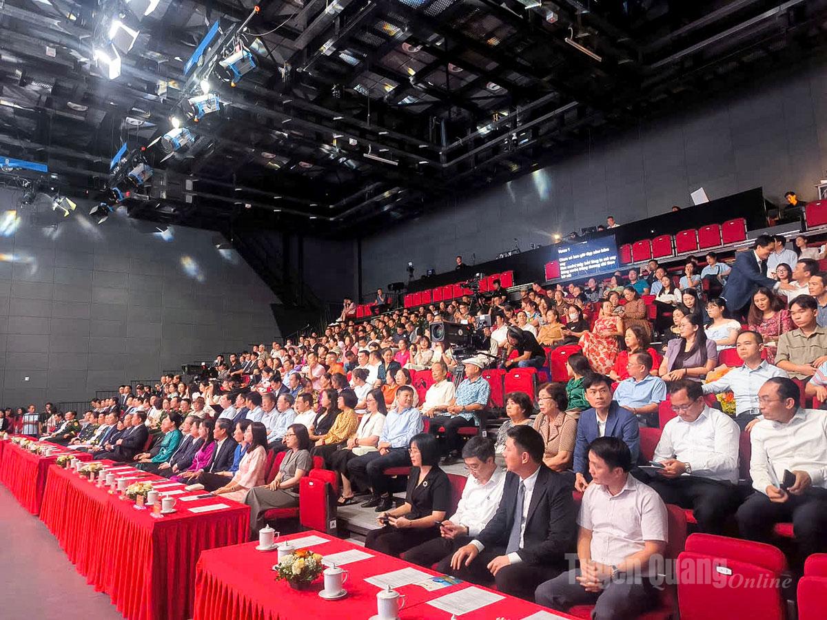 Quang cảnh Lễ trao giải và khai trương Triễn lãm tại Hà Nội.