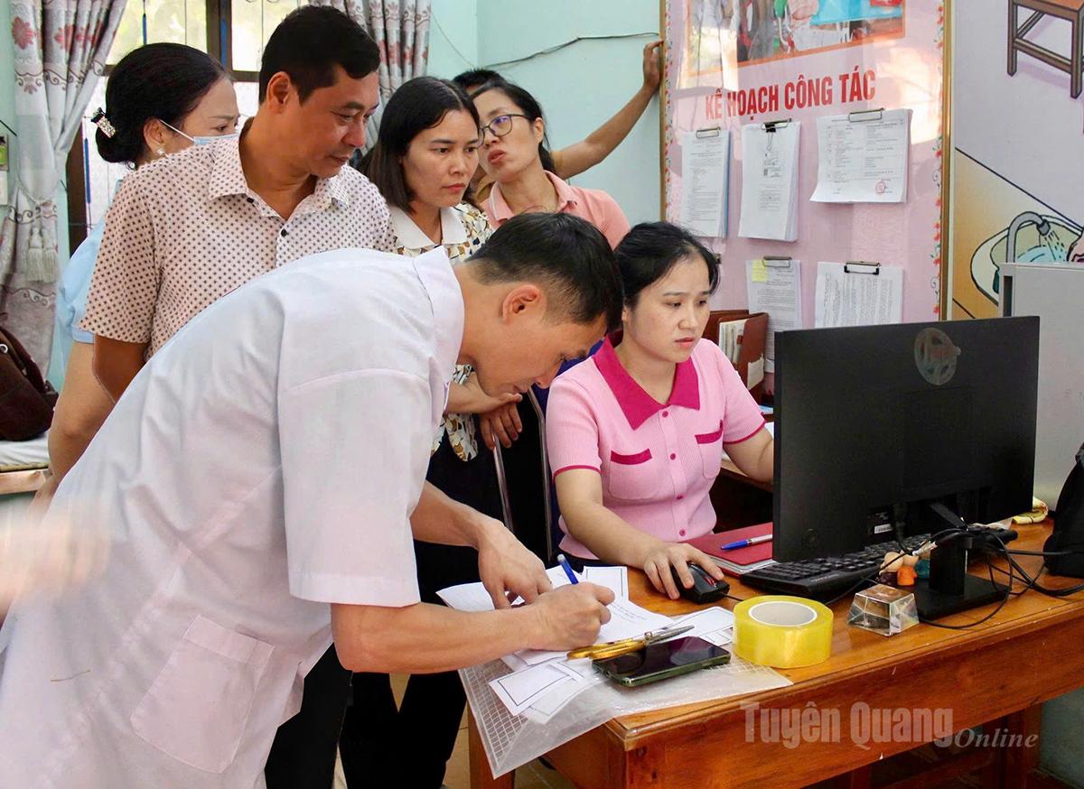 Lãnh đạo Sở Y tế làm việc với nhà trường.