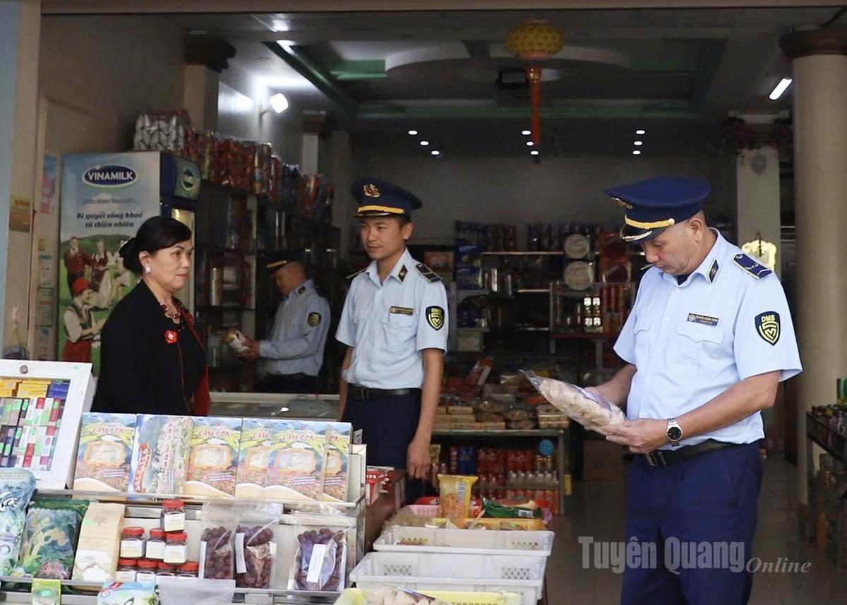 Lực lượng chức năng kiểm tra các mặt hàng tại cửa hàng kinh doanh tại xã Đồng Văn.