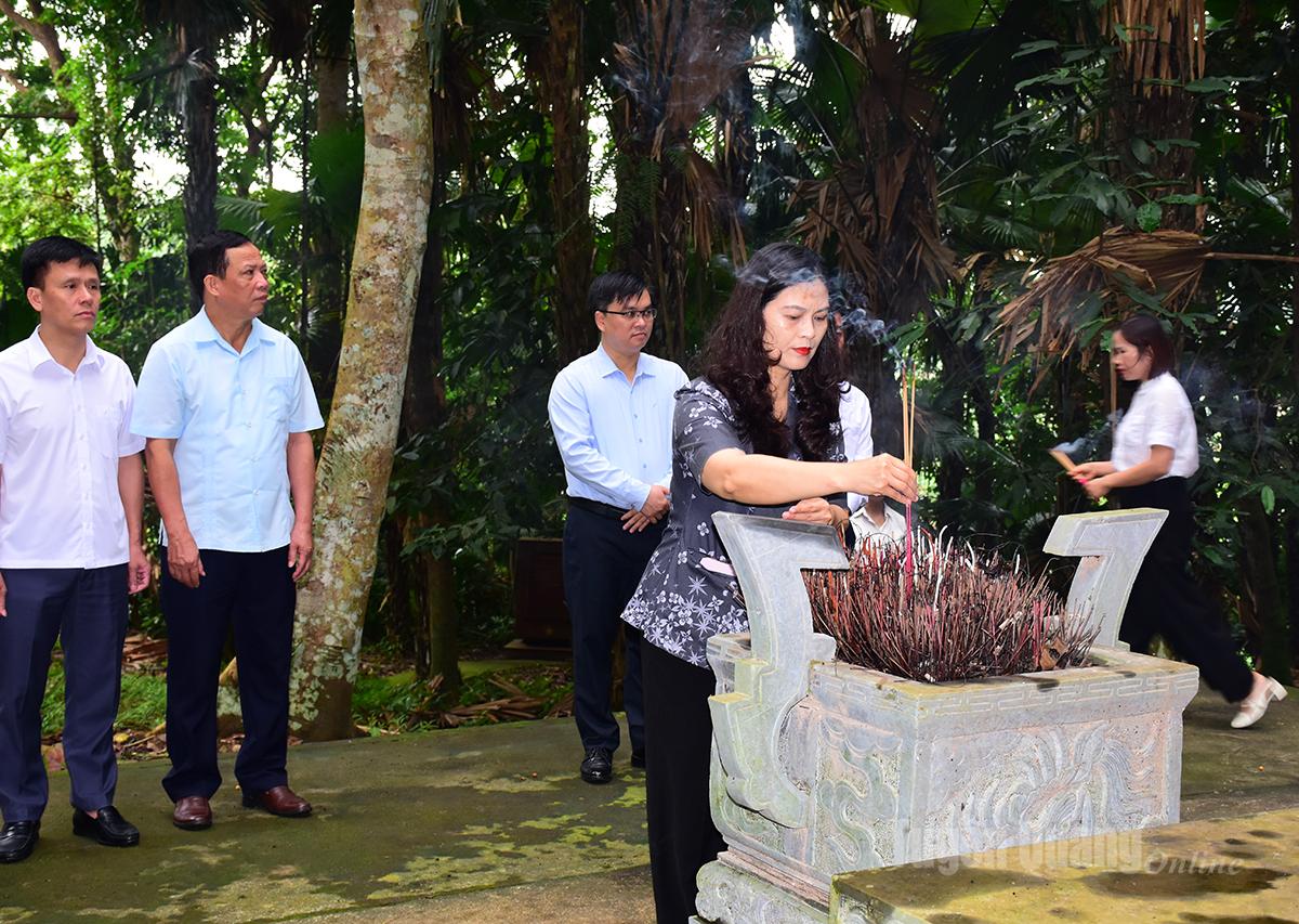 Đồng chí Vương Ngọc Hà, Uỷ viên Ban Thường vụ Tỉnh uỷ, Phó Chủ tịch UBND tỉnh dâng hương tại Khu di tích lịch sử Quốc gia đặc biệt Kim Bình, xã Kim Bình.