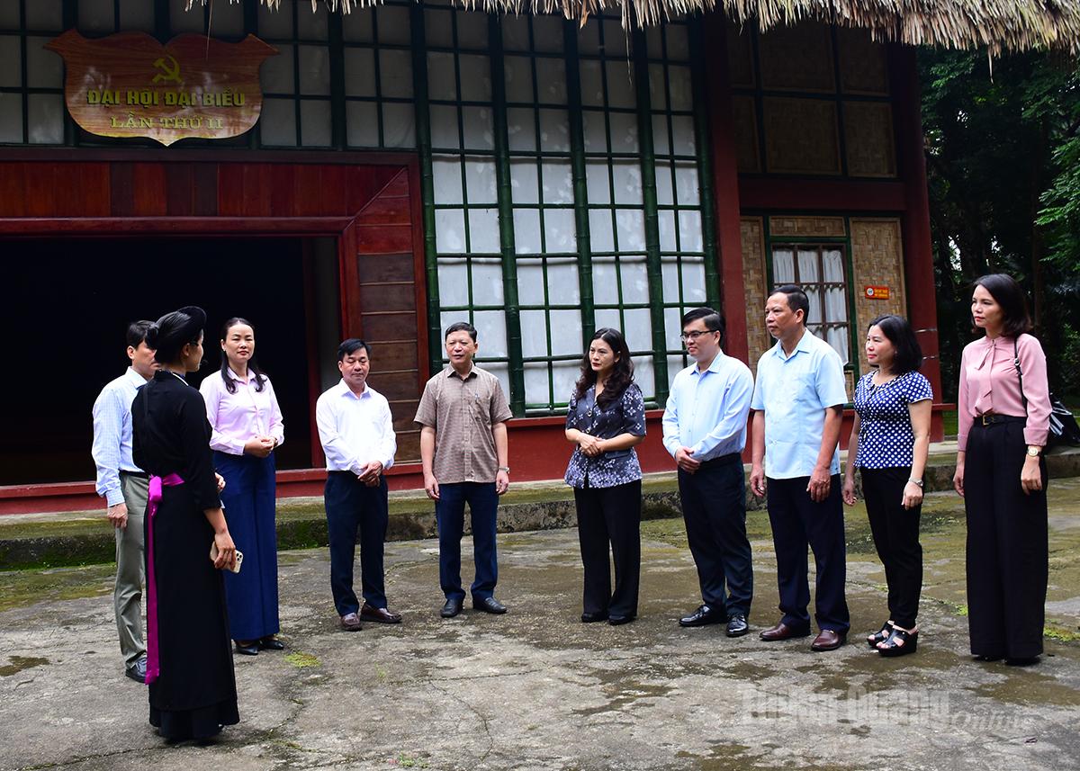 Đồng chí Vương Ngọc Hà, Uỷ viên Ban Thường vụ Tỉnh uỷ, Phó Chủ tịch UBND tỉnh cùng đoàn công tác khảo sát tại khuôn viên Khu di tích lịch sử Quốc gia đặc biệt Kim Bình.