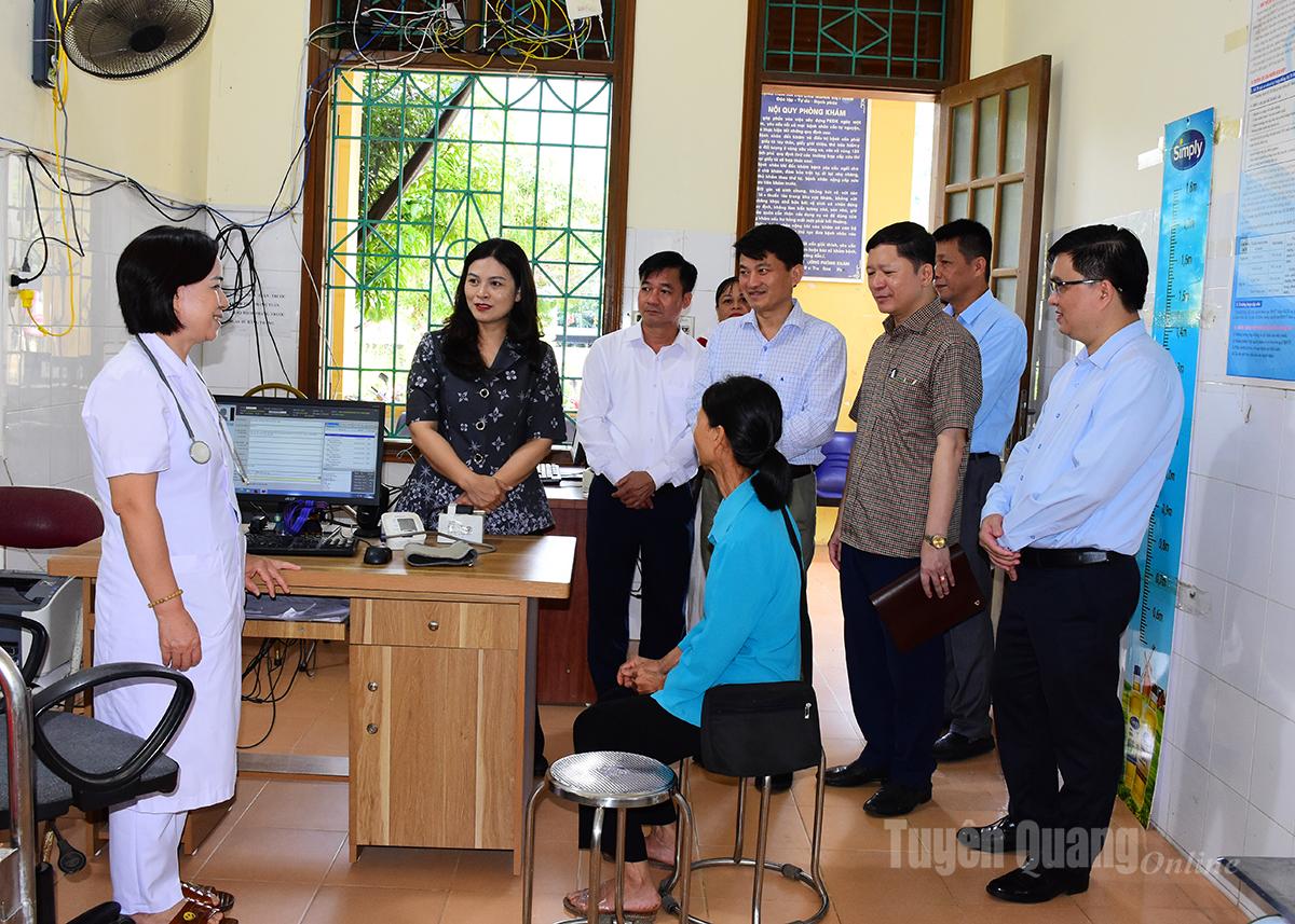 Đồng chí Vương Ngọc Hà, Uỷ viên Ban Thường vụ Tỉnh uỷ, Phó Chủ tịch UBND tỉnh kiểm tra công tác khám và điều trị tại Phòng khám Đa khoa khu vực Kim Bình.