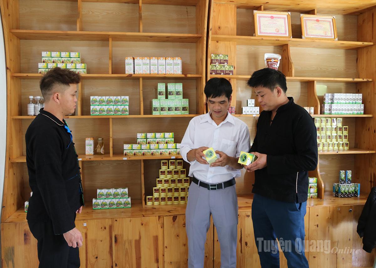 Members of Nam Dam Community Cooperative, Quan Ba commune introduce their herbal product.