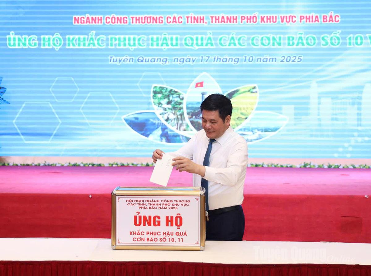 Đồng chí Nguyễn Hồng Diên, Ủy viên BCH Trung ương Đảng, Bộ trưởng Bộ Công thương tham gia ủng hộ khắc phục hậu quả cơn bão số 10 và 11 được phát động tại hội nghị.