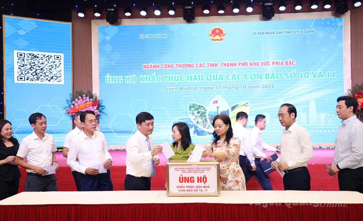 Đại biểu tham gia ủng hộ khắc phục hậu quả cơn bão số 10 và 11 được phát động tại hội nghị.