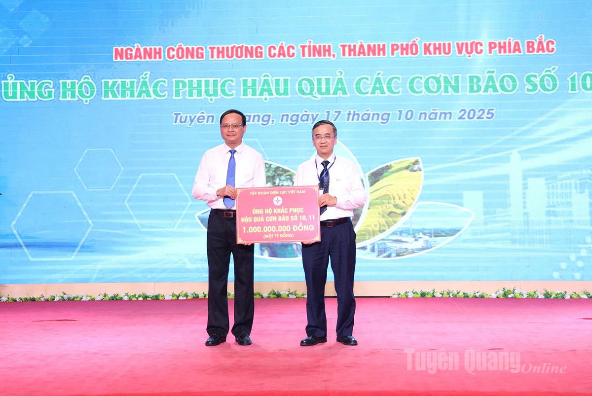 Đồng chí Nguyễn Mạnh Tuấn, Ủy viên Ban Thường vụ Tỉnh ủy, Phó Chủ tịch Thường trực UBND tiếp nhận ủng hộ khắc phục hậu quả cơ bão số 10 và 11 của các Tổng Công ty, Tập đoàn tại hội nghị.