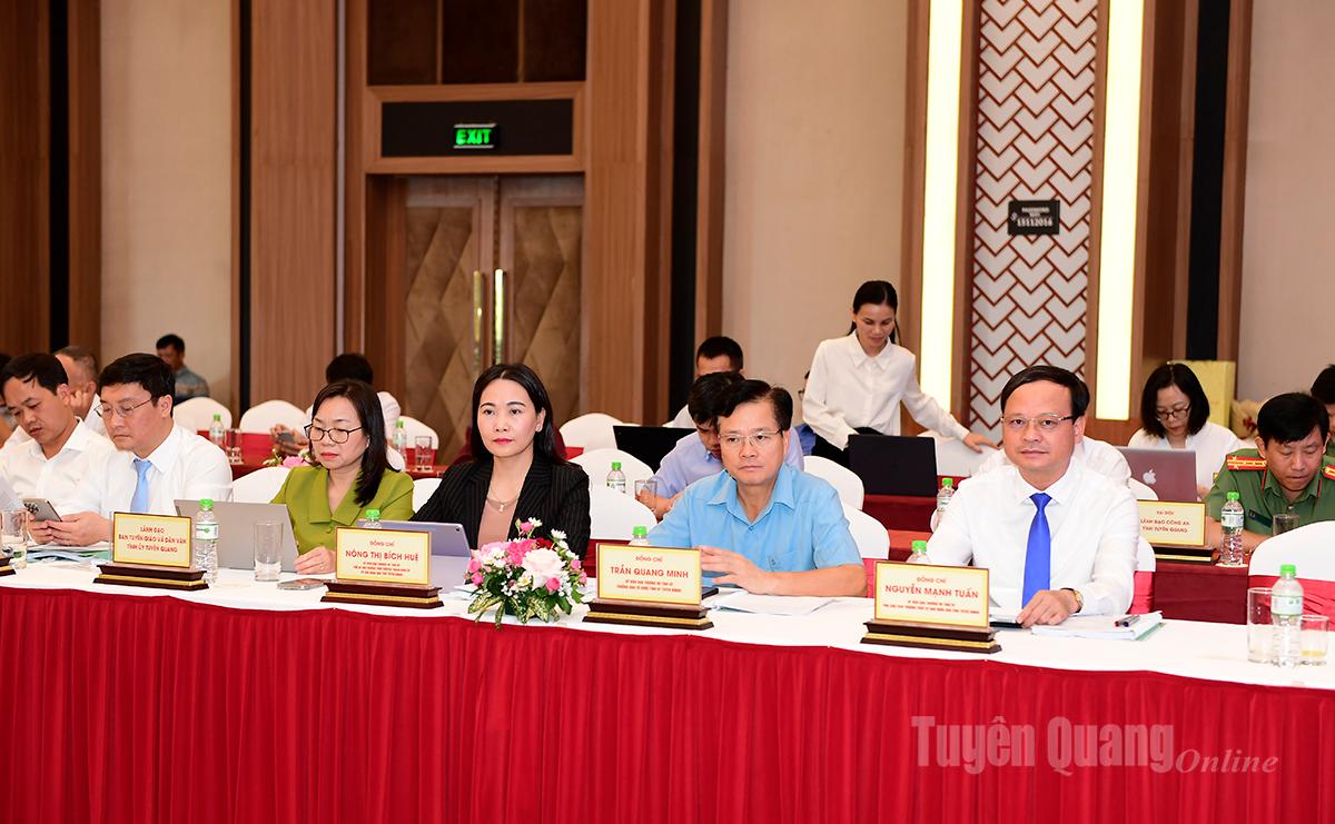Các đồng chí lãnh đạo tỉnh dự hội nghị.