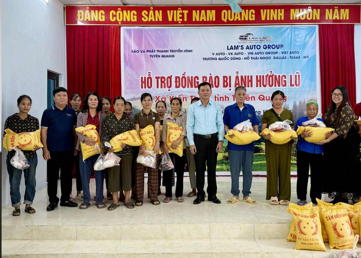 Đồng chí chí Mai Đức Thông, Ủy viên BCH Đảng bộ tỉnh, Tổng biên tập Báo và phát thanh, truyền hình Tuyên Quang cùng nhà tài trợ tặng quà nhân dân xã Kiến Thiết.