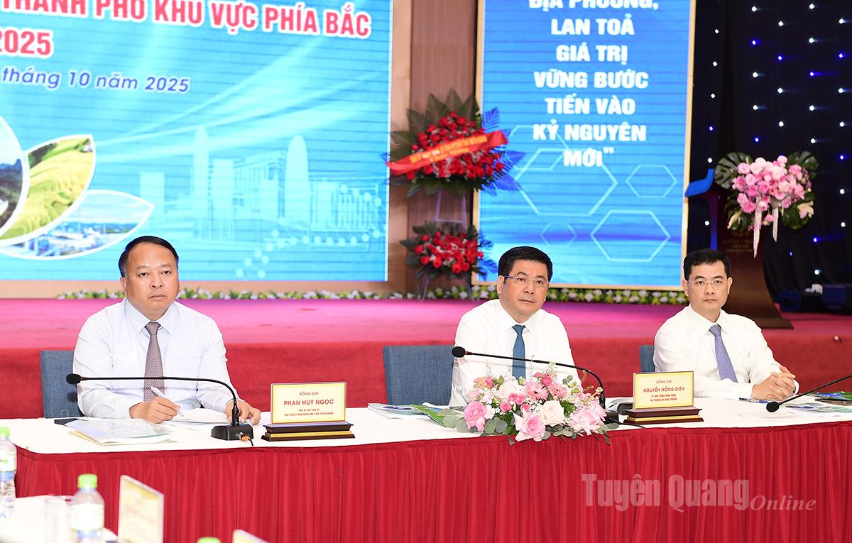 Các đồng chí: Nguyễn Hồng Diên, Ủy viên BCH Trung ương Đảng, Bộ trưởng Bộ Công thương; Phan Huy Ngọc, Phó Bí thư Tỉnh ủy, Chủ tịch UBND tỉnh; Bùi Huy Sơn, Vụ trưởng Vụ Kế hoạch Tài chính và Quản lý doanh nghiệp, Bộ Công thương chủ trì buổi thảo luận.