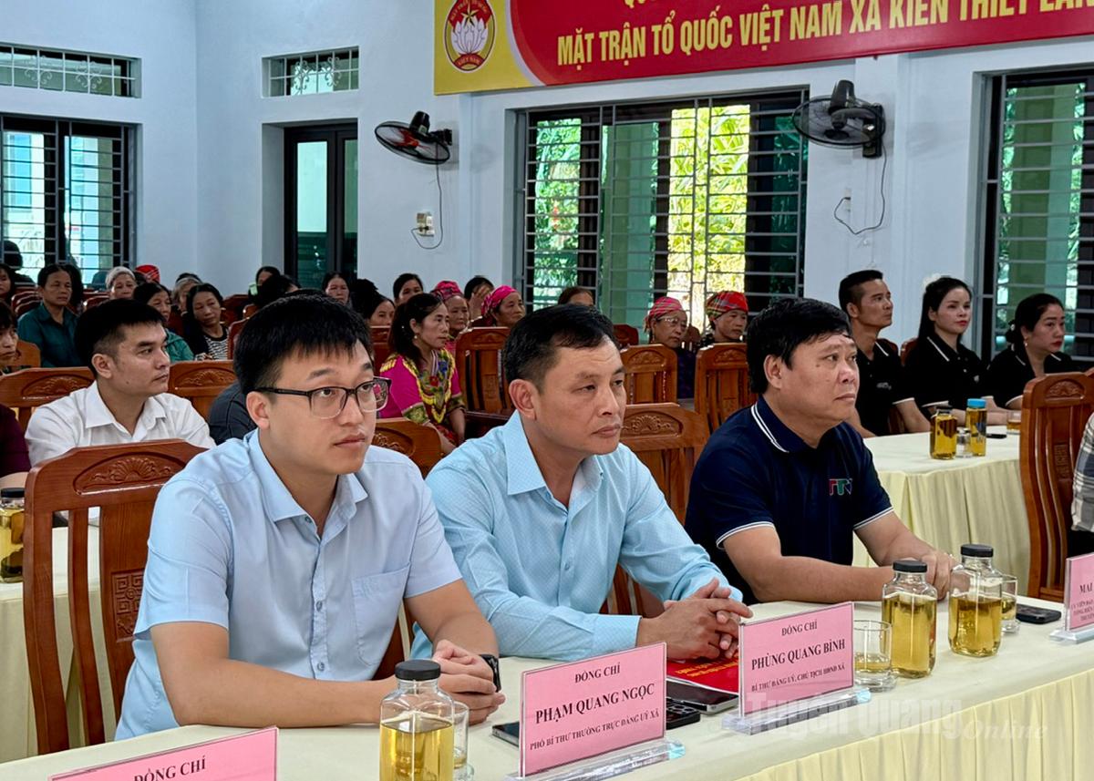 Đồng chí chí Mai Đức Thông, Ủy viên BCH Đảng bộ tỉnh, Tổng Biên tập Báo và phát thanh, truyền hình Tuyên Quang và các đại biểu dự chương trình.