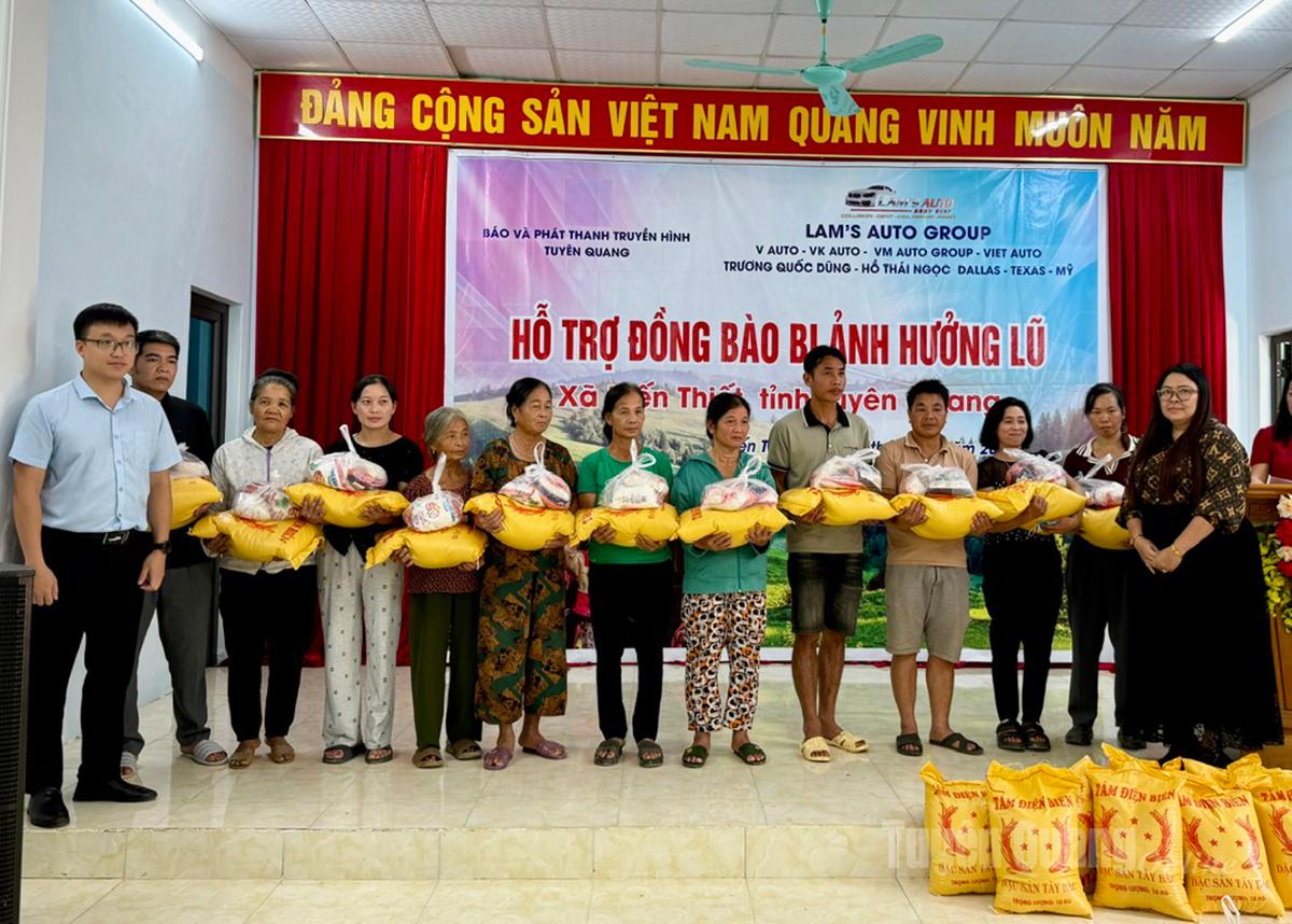 Nhà thiết kế áo dài Phương Hồ - TP Hồ Chí Minh trao quà cho người dân xã Kiến Thiết.