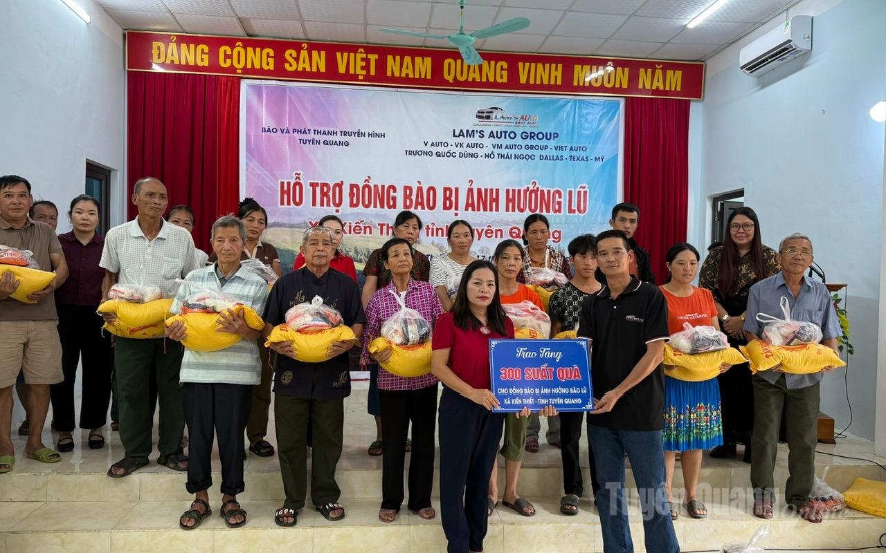 Nhà tài trợ trao biển tượng trưng tặng quà cho người dân xã Kiến Thiết.