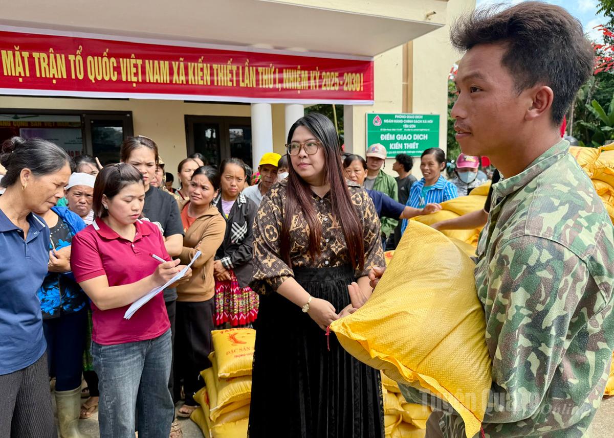 Nhà thiết kế áo dài Phương Hồ - TP Hồ Chí Minh trao quà trực tiếp cho người dân xã Kiến Thiết.