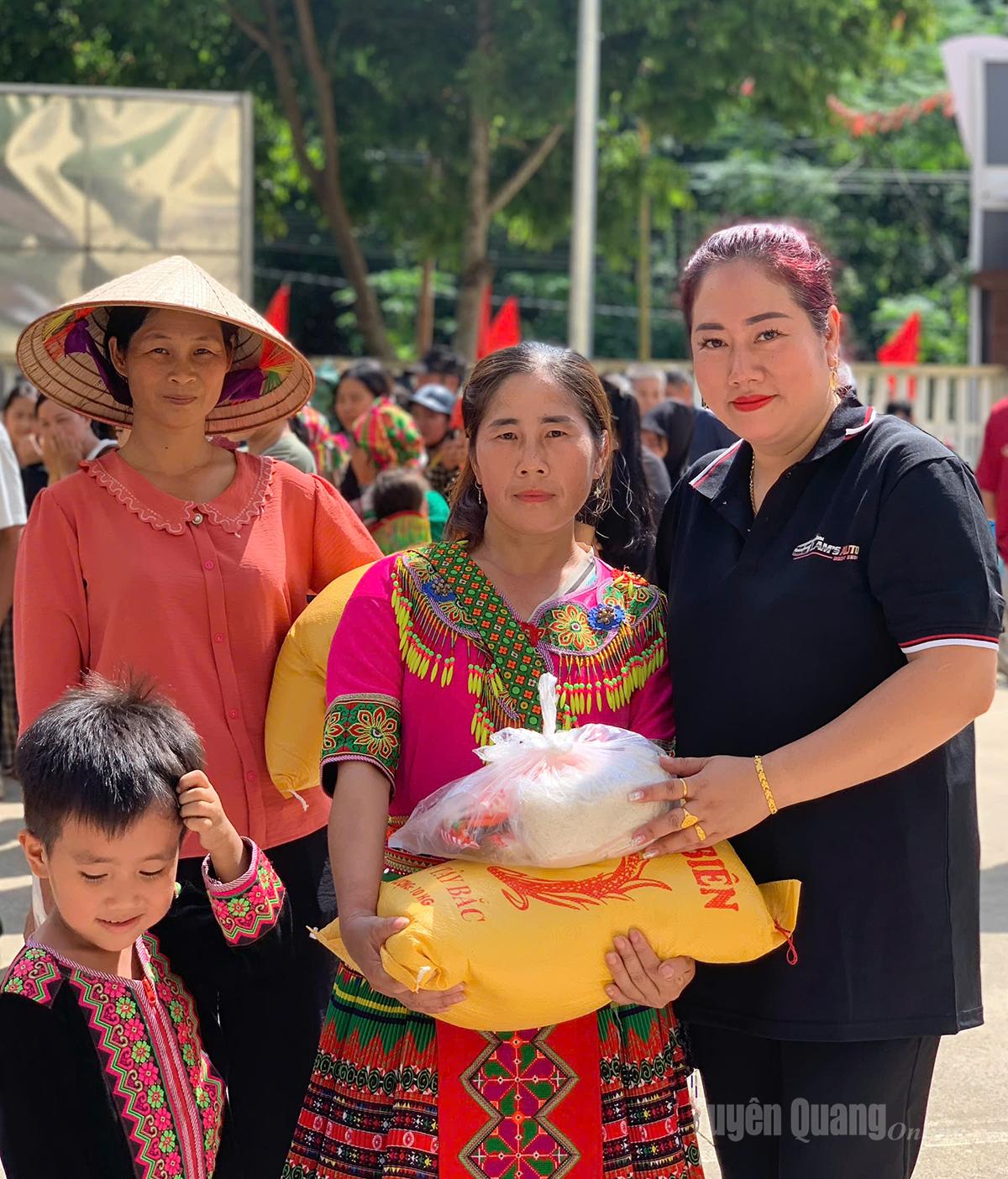 Các nhà tài trợ trao quà trực tiếp cho nhân dân xã Kiến Thiết.