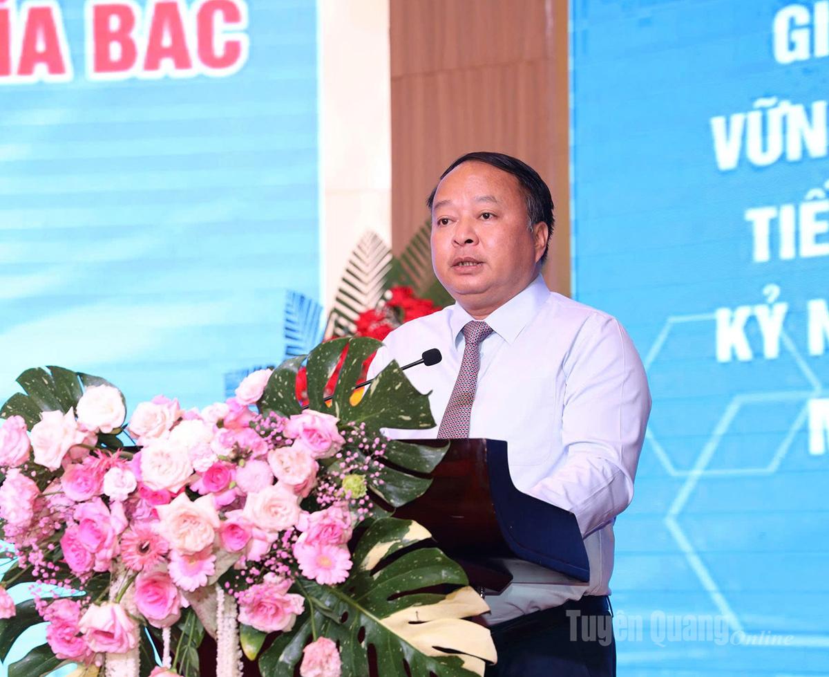 Đồng chí Phan Huy Ngọc, Phó Bí thư Tỉnh ủy, Chủ tịch UBND tỉnh phát biểu tại hội nghị.