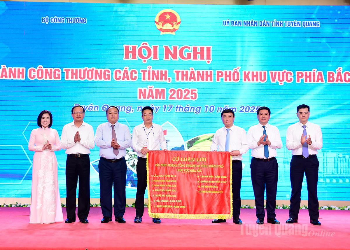 Lãnh đạo Sở Công thương Tuyên Quang trao Cờ đăng cai Hội nghị ngành Công thương các tỉnh, thành phố Khu vực phía Bắc năm 2026 cho lãnh đạo Sở Công thương thành phố Hải Phòng.