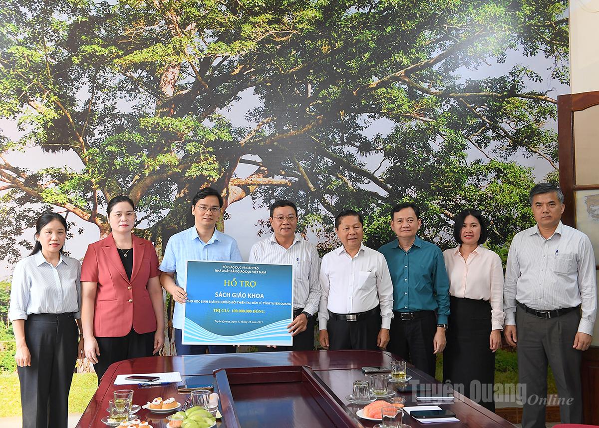 Nhà xuất bản Giáo dục Việt Nam hỗ trợ sách giáo khoa cho học sinh bị ảnh hưởng của thiên tai, bão lũ trên địa bàn tỉnh trị giá 100 triệu đồng.
