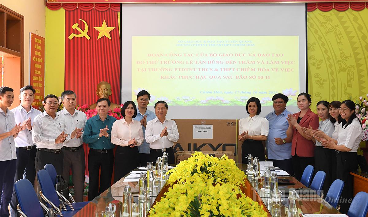 Thứ trưởng Bộ Giáo dục và Đào tạo Lê Tấn Dũng và đoàn công tác tặng quà cho trường Phổ thông Dân tộc nội trú THCS và THPT Chiêm Hóa.