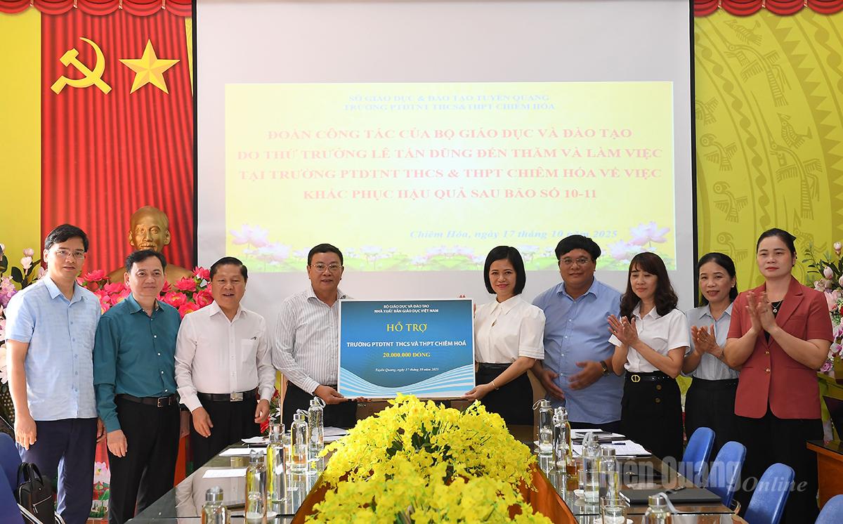 Nhà xuất bản Giáo dục Việt Nam trao hỗ trợ trường Phổ thông Dân tộc nội trú THCS và THPT Chiêm Hóa 20 triệu đồng khắc phục hậu quả mưa lũ.