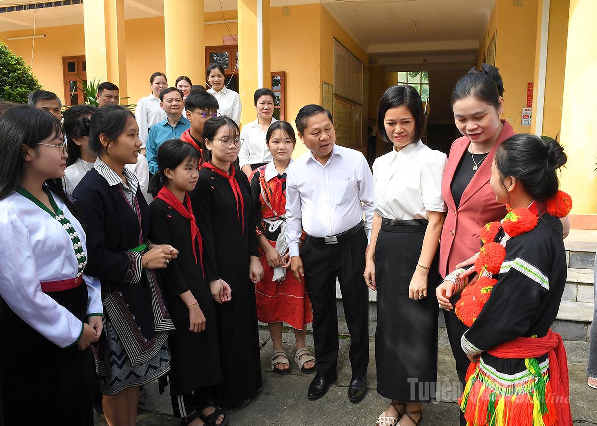 Thứ trưởng Bộ Giáo dục và Đào tạo Lê Tấn Dũng trò chuyện, động viên học sinh trường Phổ thông Dân tộc nội trú THCS và THPT Chiêm Hóa