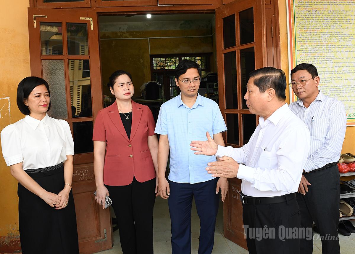 Thứ trưởng Bộ Giáo dục và Đào tạo Lê Tấn Dũng thăm khu ký túc xá trường Phổ thông Dân tộc nội trú THCS và THPT Chiêm Hóa.