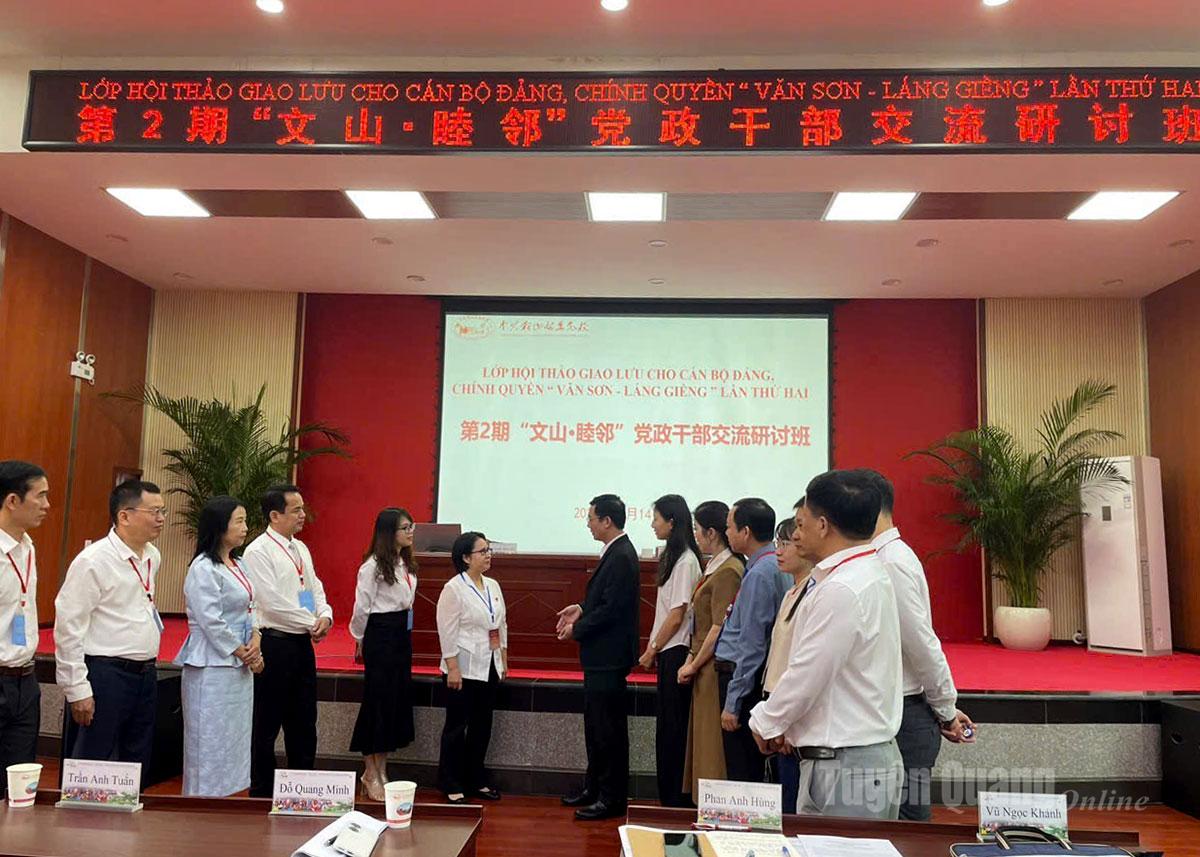 Đoàn công tác tham gia Hội thảo giao lưu.