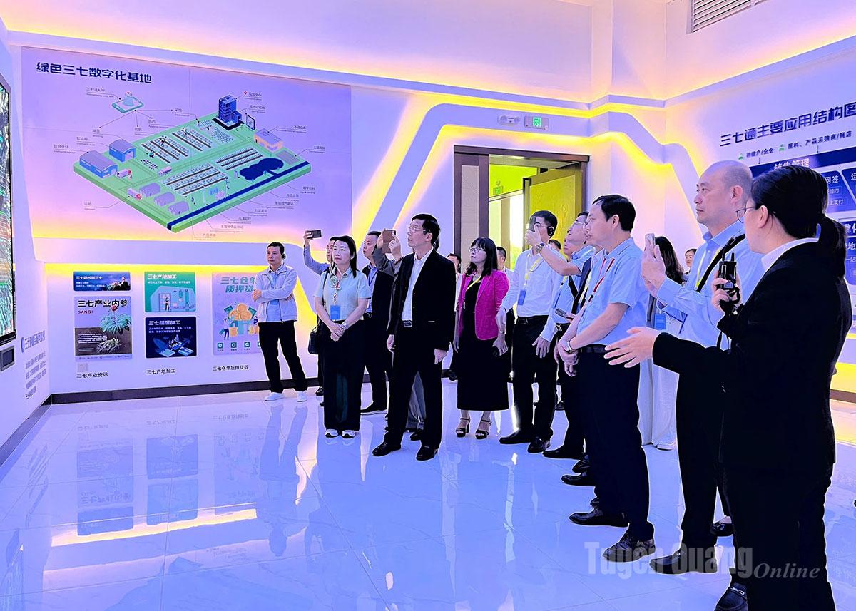 Đoàn công tác nghe giới thiệu về Trung tâm điều hành thông minh 5G thuộc Công ty Tam Thất Đan Vân Nam.