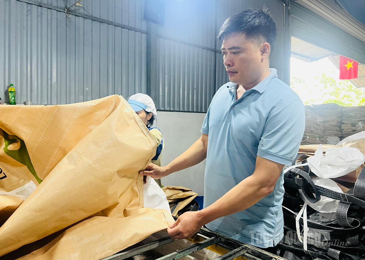 Anh Trịnh Ngọc Năng, Giám đốc Công ty TNHH Ngọc Năng Vina kiểm tra sản phẩm bao bì PP.